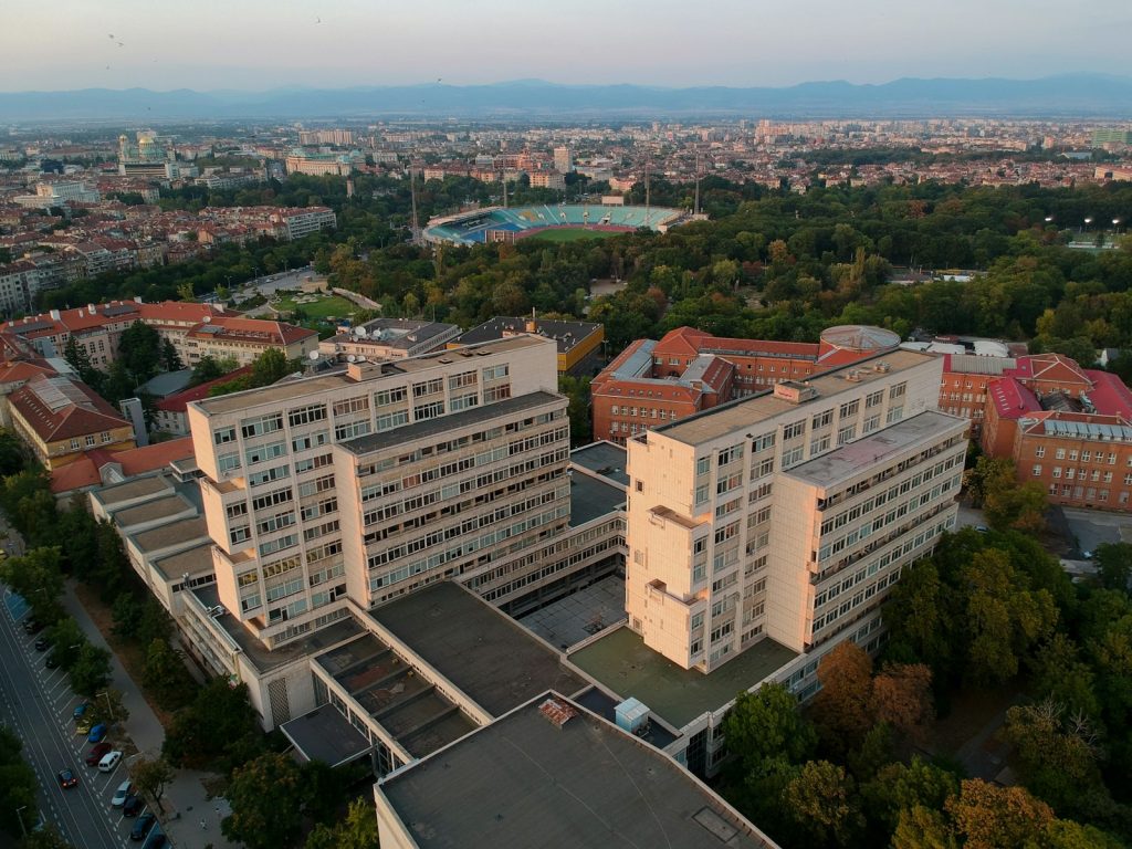 Панорама центру Софії з висоти пташиного польоту надвечір