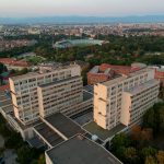 Панорама центру Софії з висоти пташиного польоту надвечір